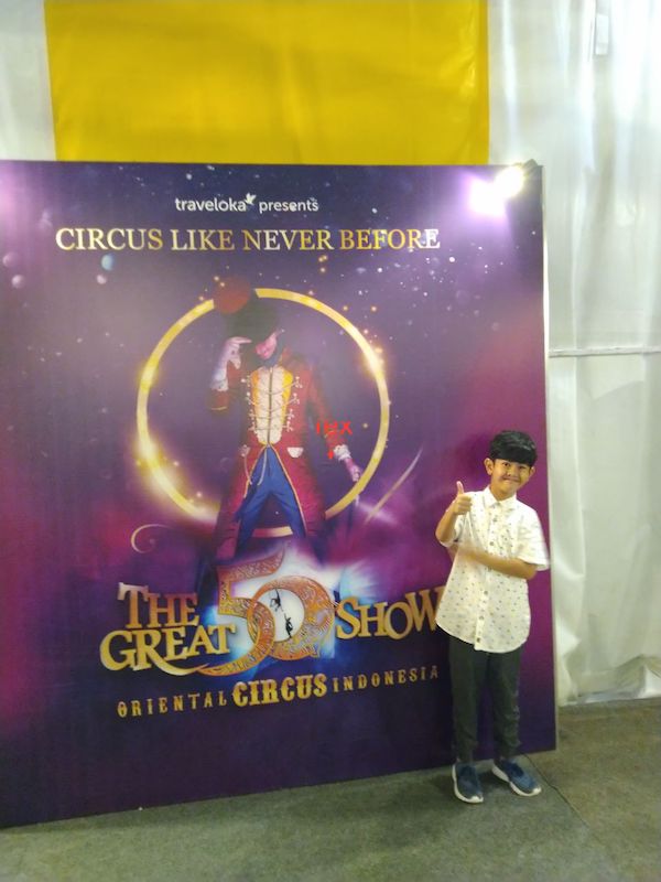 Menonton sirkus the great 50 show di Surabaya